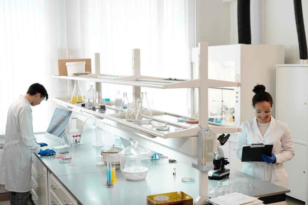 Wetenschappers in laboratorium testen huid- en haarverzorgingsproducten voor zachte, veilige formules