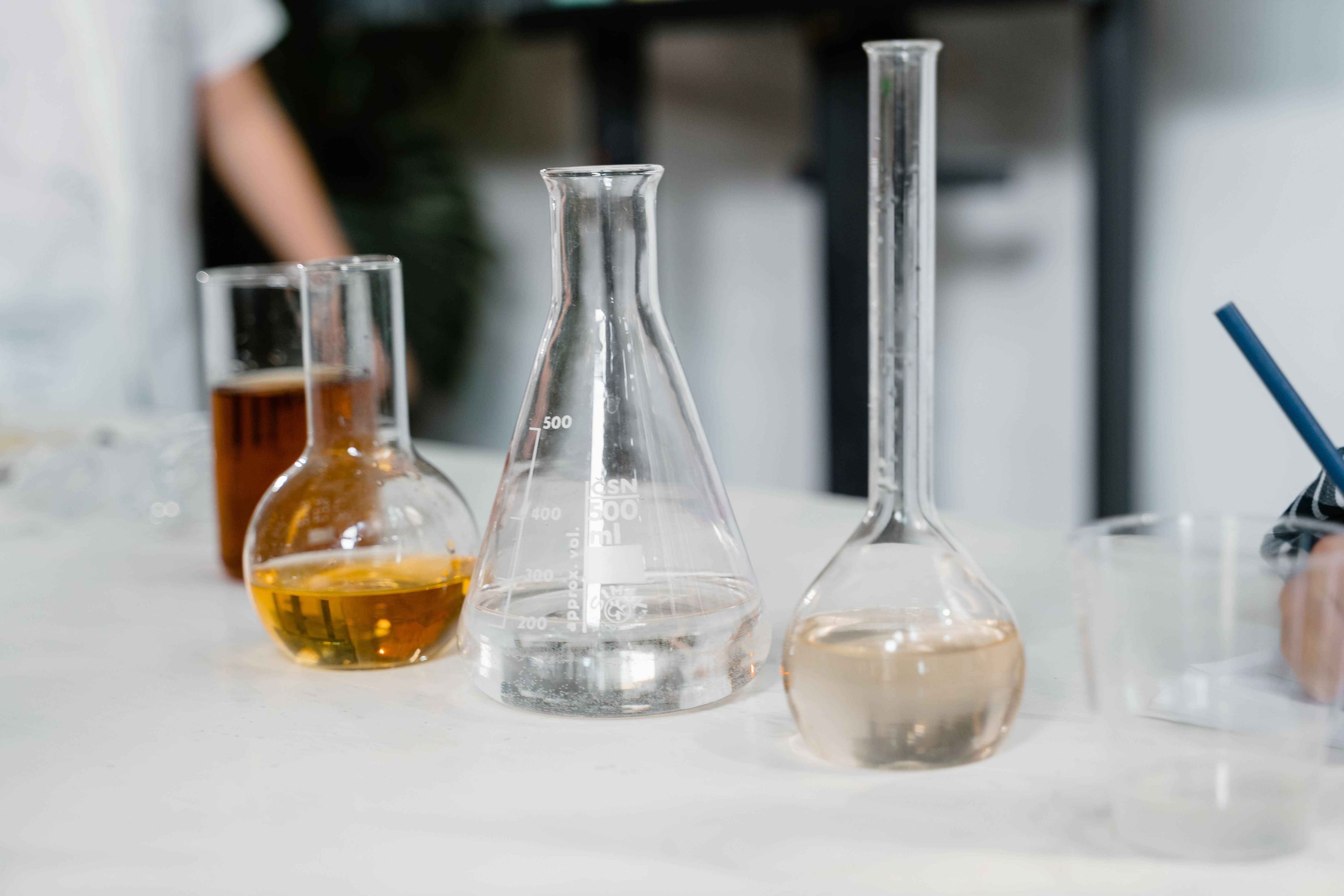 Laboratoriumflessen met vloeistoffen voor huid- en haarverzorging, zachte en huidvriendelijke formules